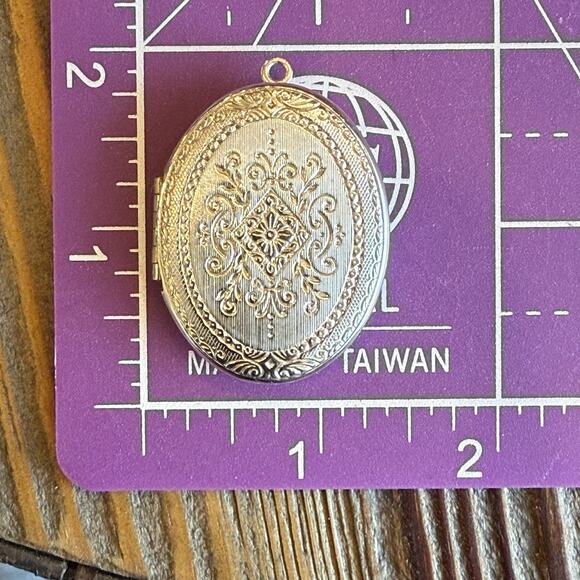 Vintage Large Silver Tone Scrolled Embossed Picture Oval Locket Pendant - Picture 7 of 7